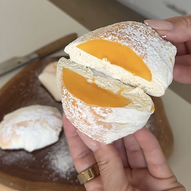 Dezert z rýžového papíru válcuje sociální sítě. Připomíná japonské mochi