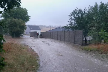 Českem postupují bouřky, kvůli dešti mají hasiči stovky výjezdů
