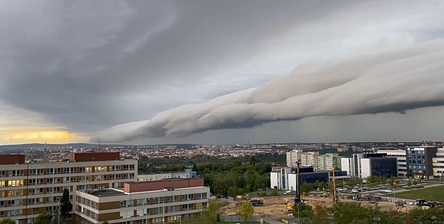 Českem jde mohutný oblačný val s deštěm a bouřkami, zbytek týdne bude letní