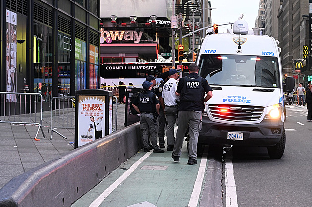 Žena na Times Square pobodala dva lidi. Jeden zemřel, pachatelku usmrtila policie