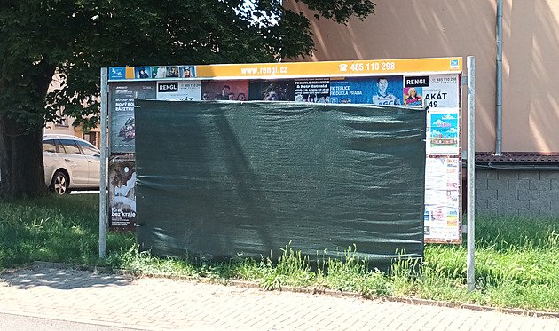 Boj o reklamu v Lovosicích. Úřad zakryl firmě tabule, exekutor mu uložil pokutu