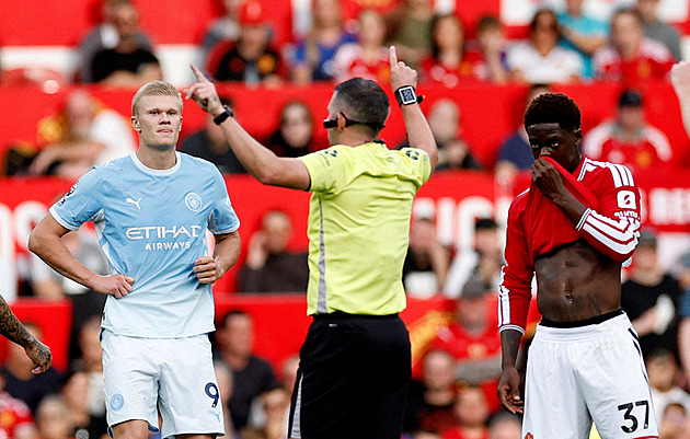 Jak je to možné? Haalandův gól v derby s United neměl platit, sudí ale chybovali