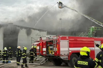 Na Rakovnicku hoří hala, škoda bude až 400 milionů korun