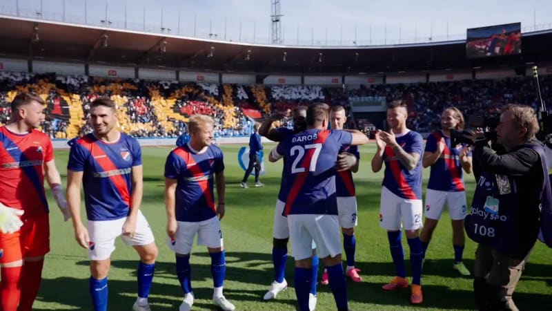 Baroš se rozloučil s fotbalem. Teď už jen z tribuny, potvrdil na vyprodané exhibici plné hvězd