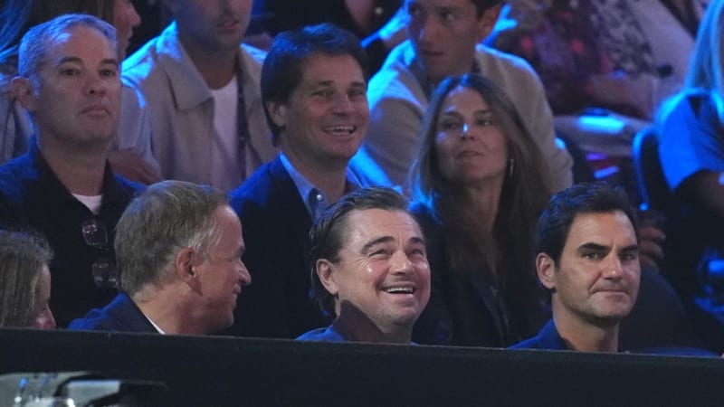 DiCaprio ukázal nevšední tvář. V hledišti Laver Cupu fandil po boku hvězdného tenisty