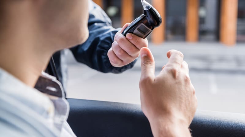 Nadýchal tři promile, pak se snažil uplatit policistu. Řidiči z Chomutovska teď hrozí vězení