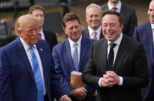 Místo AI používejte slovo superinteligence, přikázal Trump. Opravil se i Musk