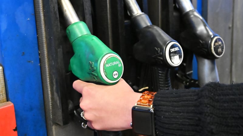 Nafta v Česku zlevnila až o tři koruny. Na ceny benzinu zavedení regulace takový vliv nemělo