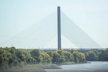 Rusko znovu udeřilo na důležitý most v Kyjevě. BBC píše o nové fázi útoků na metropoli
