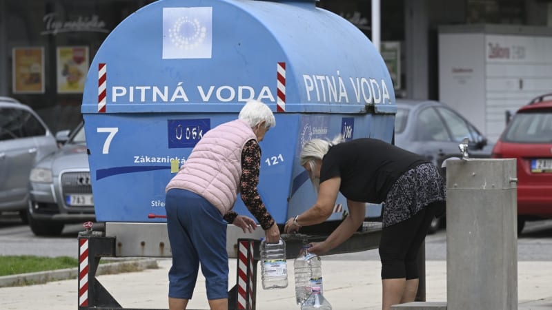 Pitná voda po více než týdnu: Tisíce lidí u Prahy se dočkaly, platí však jedno varování