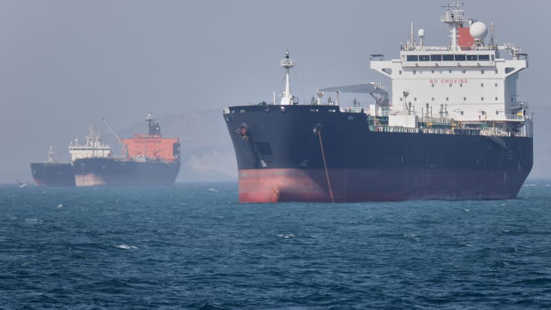 Ani otevřený Hormuz levnou ropu nezaručí. Návrat k předkrizovým cenám může trvat měsíce