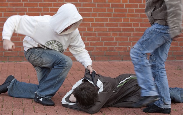 Brutální útok v Teplicích. Napadený musel na operaci, policie obvinila mladistvé
