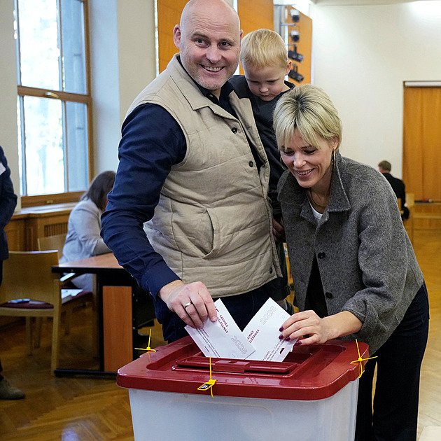 Volby v Lotyšsku vyhrála drtivě strana premiéra, účast byla nejnižší v historii