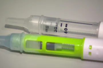 Ústav pro kontrolu léčiv prověřuje peptidové injekce z černého trhu