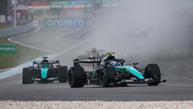 Ostuda v F1: software vypnul jezdcům plyn, Hamilton restartoval monopost na trati
