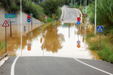 Přívalové deště zaplavily ulice katalánských měst