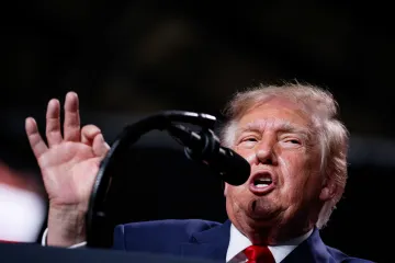 Trump tvrdí, že USA neobnoví útoky na Írán před volbami do Kongresu