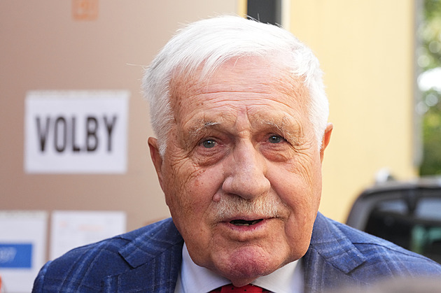 Piráti by měli zmizet z povrchu zemského, prohlásil Klaus. U volební urny žertoval