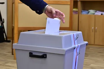 Začaly volby do zastupitelstev obcí a Senátu. Hlasovala už i řada politiků