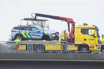 Policejní auto spadlo do Vltavy