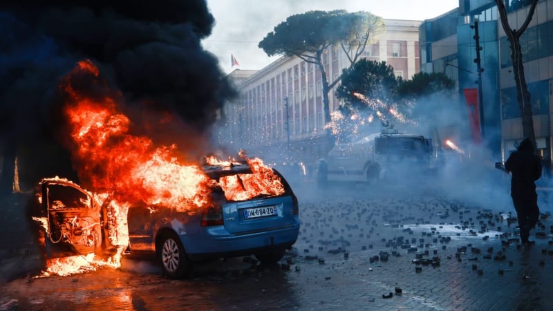 Chaos v Evropě PŘEHLEDNĚ: Lidé se bouří v ulicích. Kvůli penězům i smrti vystěhované seniorky