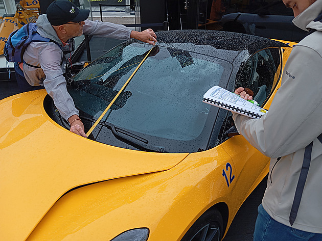 Špioni mezi auty. Na autosalonech se know-how krade i jehlou a foťákem