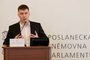 Poslanci podpořili vyšší tresty za týrání zvířat či zvolili člena Rady ČRo