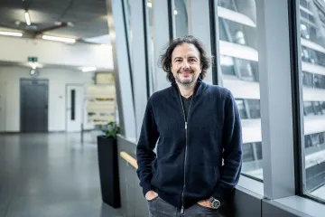 Dehonestovaný americký vědec vyhrál soud nad ženou, která ho obvinila. Teď pracuje pro Česko