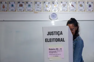 V prezidentských volbách v Brazílii Bolsonaro těsně předstihl Lulu, píše Reuters