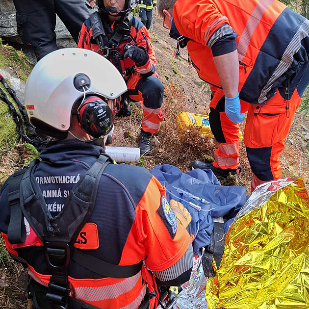 Žena se zřítila z několika metrů na skálu, záchranáři ji vyzvedli pomocí lan